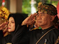 Sekda dan Istri Bersikap Hormat